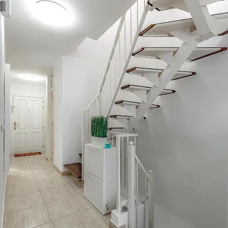 Ocean View 2bdr. Triplex 아파트