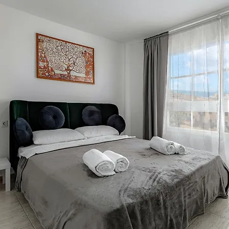 Ocean View 2bdr. Triplex * 칼라오살바헤